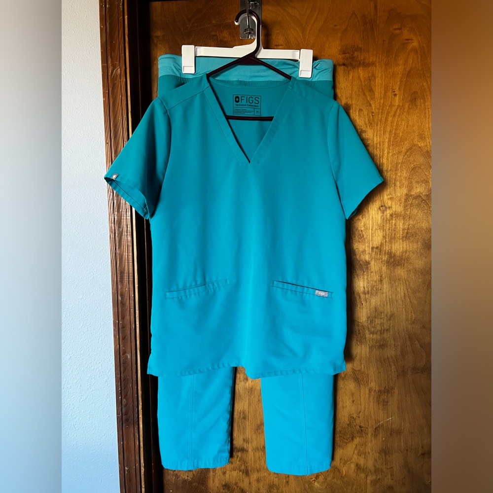 Women’s fig scrubs